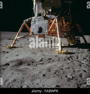 Dies ist das vollständige, unbearbeitete Fotoarchiv der Apollo 11-Mission, das Schlüsselmomente der ersten Mondlandung der Menschheit im Jahr 1969 zeigt. Die Astronauten Neil Armstrong, Buzz Aldrin und Michael Collins schrieben Geschichte mit ihrer Reise an Bord der Saturn-V-Rakete, landeten auf der Mondoberfläche und sammelten während der EVA wichtige Daten. Dieses Archiv enthält ikonische Bilder des Eagle Lunar Moduls und der Mondwege. Stockfoto