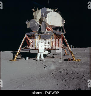 Dies ist das unbearbeitete Fotoarchiv von Apollo 11, der ersten bemannten Mission, die auf dem Mond landet. Die Bilder erfassen den historischen Mondweg von Neil Armstrong und Buzz Aldrin sowie Aktivitäten an Bord des Command/Service Moduls mit Michael Collins. Die Fotos zeigen auch die Mondoberfläche und die wichtigsten Momente des Weltraumrennens. Stockfoto