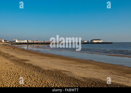 Der Pier und leeren Strand in Clacton-on-Sea, Essex, England. Aufnahme Ende Dezember 2014 Stockfoto