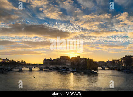 Sonnenaufgang über Île De La Cité im Herzen von Paris. Der Pont Neuf überquert den Fluss Seine und der linken und rechten Ufer verbindet. Frankreich Stockfoto