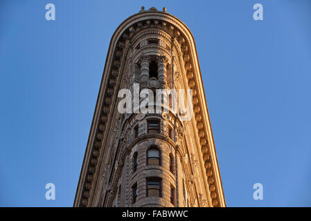 Nahaufnahme der architektonischen Details der Fassade Flatiron Building bei Sonnenuntergang. Flatiron District, Manhattan, New York City Stockfoto
