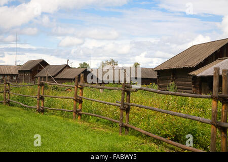 Die alte hölzerne Häuser, sibirische Shushenskoye Stockfoto