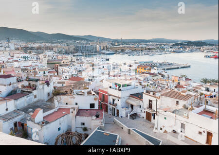 Blick auf den Hafen und die Altstadt von Ibiza, Spanien, Europa. Stockfoto