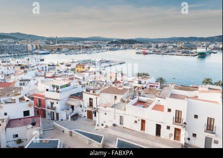 Blick auf den Hafen und die Altstadt von Ibiza, Spanien, Europa. Stockfoto