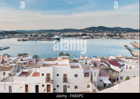 Blick auf den Hafen und die Altstadt von Ibiza, Spanien, Europa. Stockfoto