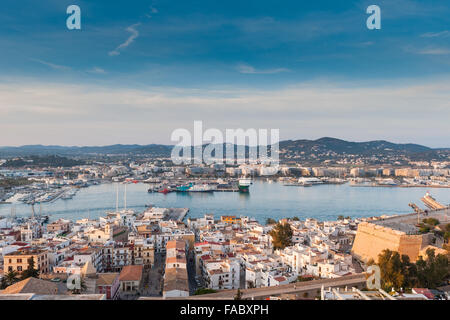 Blick auf den Hafen und die Altstadt von Ibiza, Spanien, Europa. Stockfoto