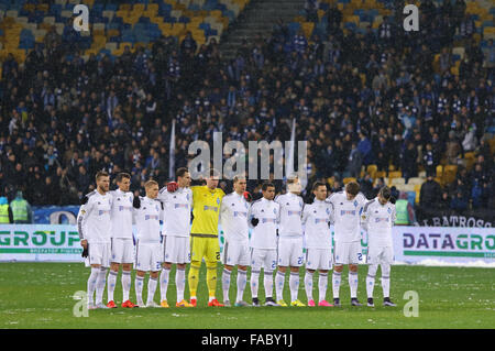 Kiew, UKRAINE - 29. November 2015: Minute des Schweigens zu Ehren Opfer der sowjetischen Hungersnot von 1932 / 33 in ukrainischen Premier League Spiel FC Dynamo Kyiv Vs FC Chornomorets Odesa Stockfoto