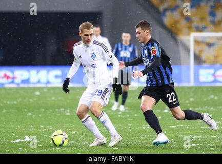 Kiew, UKRAINE - 29. November 2015: Vitaliy Buyalskiy von Dynamo Kiew (L) kämpft für eine Kugel mit Vladislav Kabaev des FC Chornomorets Odesa während ihrer ukrainischen Premier League-Spiel Stockfoto