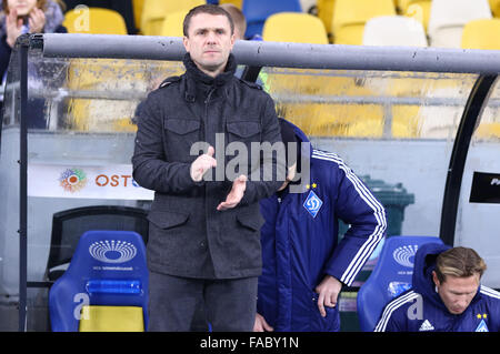 Kiew, UKRAINE - 29. November 2015: FC Dynamo Kyiv Manager Serhiy Rebrov begrüßt seinen Spielern während der ukrainischen Premier League Stockfoto