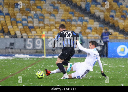 Kiew, UKRAINE - 29. November 2015: Danilo Silva von Dynamo Kyiv (R) kämpft für einen Ball mit Vladislav Kabaev des FC Chornomorets Odesa während ihrer ukrainischen Premier League-Spiel Stockfoto