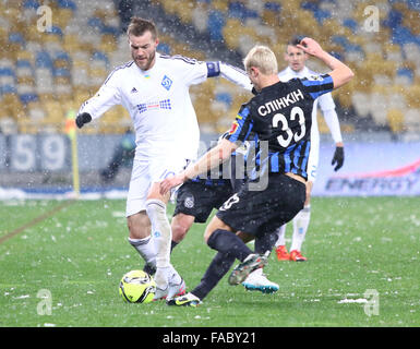 Kiew, UKRAINE - 29. November 2015: Andriy Yarmolenko von Dynamo Kiew (L) kämpft für eine Kugel mit Andriy Slinkin des FC Chornomorets Odesa während ihrer ukrainischen Premier League-Spiel Stockfoto