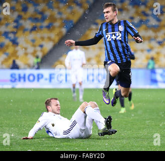 Kiew, UKRAINE - 29. November 2015: Oleh Gusev von Dynamo Kiew (L) kämpft für eine Kugel mit Oleksandr Kalitov FC Chornomorets Ode Stockfoto