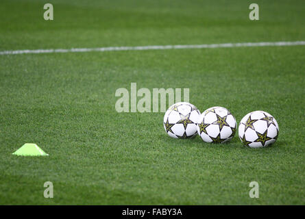 Kiew, UKRAINE - 21. November 2012: Nahaufnahme offizielle UEFA Champions League 2012/13 Saison Kugeln auf dem Rasen während dem Spiel Wette Stockfoto