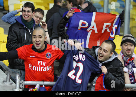 Kiew, UKRAINE - 21. November 2012: FC Paris Saint-Germain Team Anhänger zeigen ihre Unterstützung während der UEFA Champions League Spiel gegen FC Dynamo Kiew am 21. November 2012 in Kiew, Ukraine Stockfoto