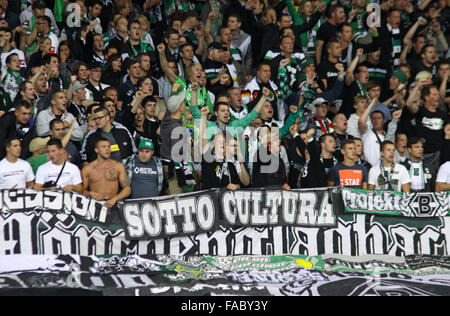 Kiew, UKRAINE - 29. August 2012: Borussia Mönchengladbach Team Anhänger zeigen ihre Unterstützung während der UEFA-Champions-League-Play-o Stockfoto