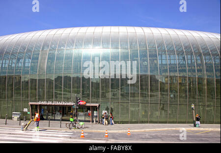 Straßburg, Frankreich - 6. Mai 2013: Gare de Strasbourg, dem Hauptbahnhof der Stadt Straßburg, Elsass, Frankreich. Fassade des ursprünglichen Gebäudes unter dem modernen Glasdach Stockfoto