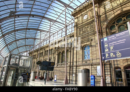 Straßburg, Frankreich - 6. Mai 2013: Gare de Strasbourg, dem Hauptbahnhof der Stadt Straßburg, Elsass, Frankreich. Ansicht des ursprünglichen Gebäudes unter dem modernen Glasdach Stockfoto