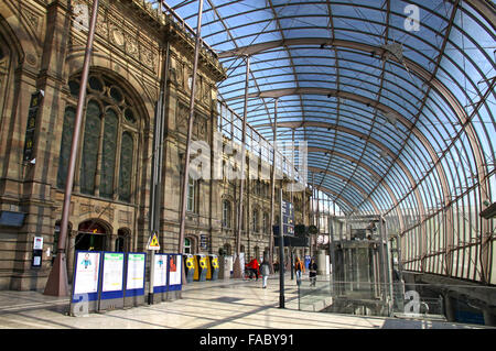 Straßburg, Frankreich - 6. Mai 2013: Gare de Strasbourg, dem Hauptbahnhof der Stadt Straßburg, Elsass, Frankreich. Ansicht des ursprünglichen Gebäudes unter dem modernen Glasdach Stockfoto