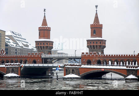 Winter-Blick auf Oberbaumbrücke über die Spree in Berlin, Deutschland Stockfoto