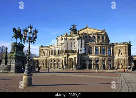 Sächsische Staatsoper (Semperoper) und Equestrian Statue von König Johann von Sachsen am Theaterplatz in Dresden, Deutschland Stockfoto