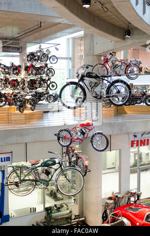 Eine Anzeige von Motorrädern hängt von der Decke im Barber Vintage Motorsports Museum, Birmingham, Alabama, USA Stockfoto