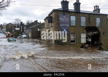 Haworth, Vereinigtes Königreich. 26. Dezember 2105. Eine Wand wurde teilweise abgerissen bei Hochwasser an der Mühle Hey Brew House an der ehemaligen Royal Oak Pub in Mühle Hey, Haworth, West Yorkshire Credit: grough.co.uk/Alamy Live News Stockfoto