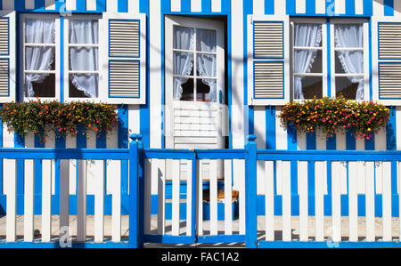 Bunt gestreifte Fischerhäuser in blau und weiß, Costa Nova, Aveiro, Portugal Stockfoto
