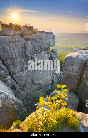 Szczeliniec Wielki bei Sonnenuntergang - Tafelbergen, Polen Stockfoto