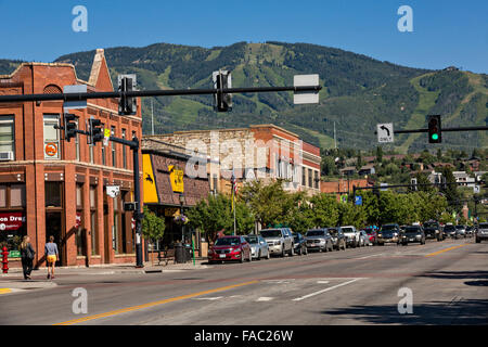 Historische Innenstadt Einkaufsviertel entlang der Lincoln Avenue in Steamboat Springs, Colorado. Stockfoto