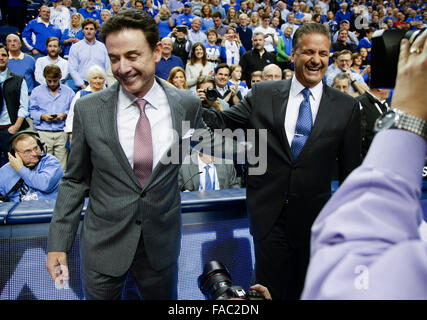 Lexington, KY, USA. 26. Dezember 2015. Louisville Cardinals Cheftrainer Rick Pitino mit Kentucky Wildcats Kopf lachte coach John Calipari vor dem Spiel als Kentucky in Lexington, Kentucky Louisville 75-73 auf Samstag, 26. Dezember 2015 besiegte © Lexington Herald-Leader/ZUMA Draht/Alamy Live News Stockfoto