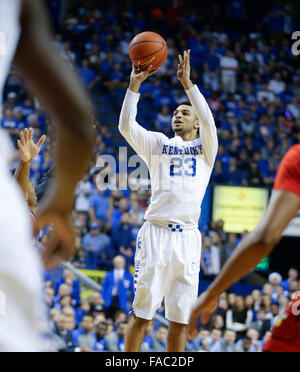 Lexington, KY, USA. 26. Dezember 2015. Kentucky Wildcats bewachen Jamal Murray (23) stellen wie Kentucky in Lexington, Kentucky Louisville 75-73 am Samstag, 26. Dezember 2015 besiegte in drei seiner 12 Punkte © Lexington Herald-Leader/ZUMA Draht/Alamy Live News Stockfoto