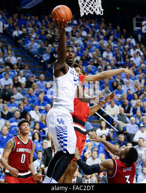 Lexington, KY, USA. 26. Dezember 2015. Kentucky Wildcats vorwärts Alex Poythress (22) ging Grundlinie für zwei seiner 14 Punkte wie Kentucky in Lexington, Kentucky Louisville 75-73 am Samstag, 26. Dezember 2015 besiegte © Lexington Herald-Leader/ZUMA Draht/Alamy Live News Stockfoto