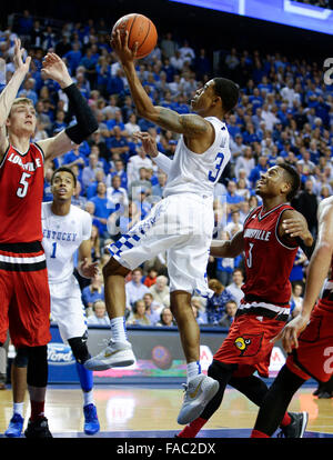 Lexington, KY, USA. 26. Dezember 2015. Kentucky Wildcats Wache Tyler Ulis (3) in die Gasse für zwei seiner 21 Punkte ging wie Kentucky in Lexington, Kentucky Louisville 75-73 am Samstag, 26. Dezember 2015 besiegte © Lexington Herald-Leader/ZUMA Draht/Alamy Live News Stockfoto