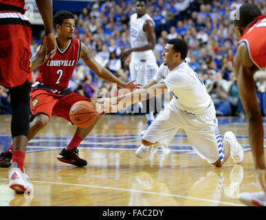 Lexington, KY, USA. 26. Dezember 2015. Kentucky Wildcats Wache Jamal Murray (23) eine schöne speichern auf dem Boden gemacht, aber dann stellte sich über versucht, übergeben, wie Kentucky Louisville 75-73 am Samstag, 26. Dezember 2015 in Lexington, Kentucky besiegte © Lexington Herald-Leader/ZUMA Draht/Alamy Live News Stockfoto