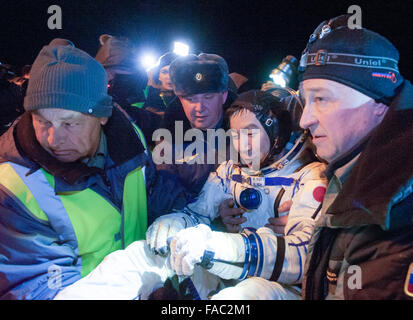 Internationale Raumstation ISS-Expedition 45 Crew Mitglied japanischer Astronaut Kimya Yui der Japan Aerospace Exploration Agency erfolgt auf die medizinischen Zelt Momente nach der Landung in einer abgelegenen Gegend in das Raumschiff Sojus TMA - 17 M 11. Dezember 2015 in der Nähe von Zhezkazgan, Kasachstan. Die Besatzung kehrt nach 141 Tage an Bord der internationalen Raumstation ISS. Stockfoto