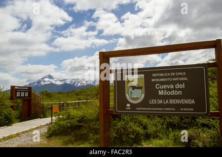 Magallanes Region, Chile - 22. November 2015: Eingang zur Cueva del Milodon Naturdenkmal. Stockfoto