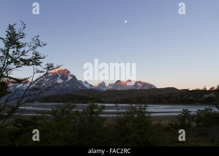 Mondschein bei Sonnenuntergang über Lago Grey im Torres del Paine, Chile. Stockfoto