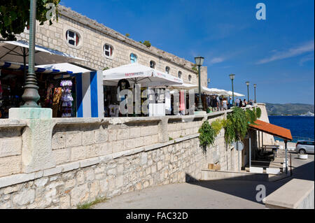 Andenken und Souvenirs zum Verkauf in den kleinen Geschäften am Eingang der Festung in Korcula. Stockfoto
