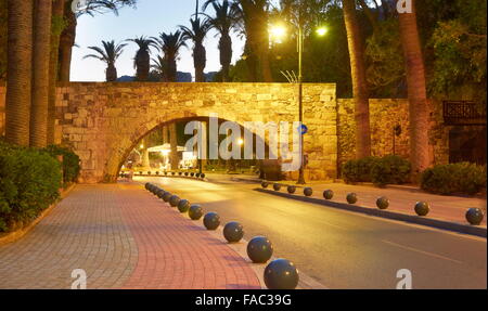 Kos - Dodekanes-Inseln, Griechenland, steinerne Brücke führt zu der Ritterburg in Kos-Stadt Stockfoto