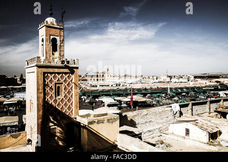 Minarett mit Blick auf Jemaa el Fnaa Platz in Marrakesch, Marokko Stockfoto