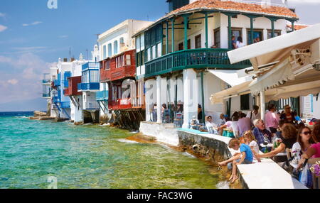 Touristen im Café-Restaurant in Mykonos-Stadt (Little Venice) - Insel Mykonos, Griechenland Stockfoto