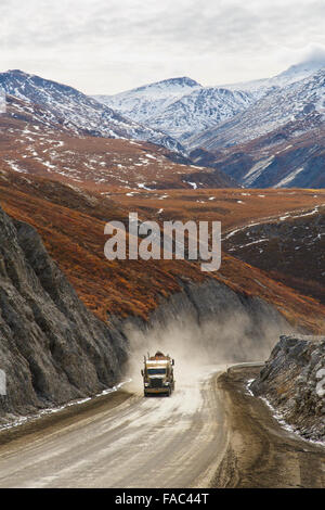 LKW auf dem Dalton Highway, Alaska. Stockfoto