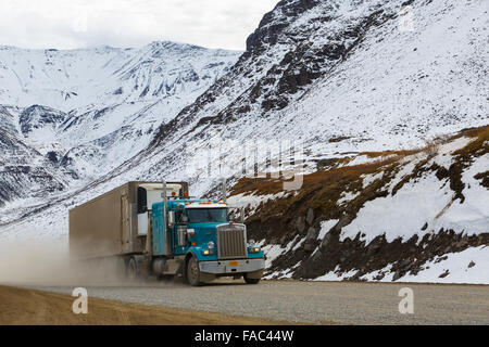 LKW auf dem Dalton Highway, Alaska. Stockfoto