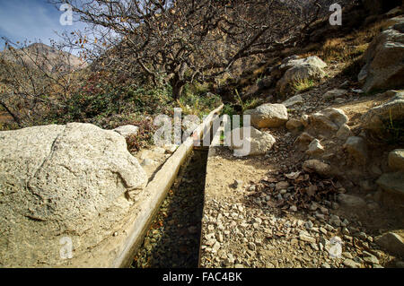 Wasserstraße Wechselbalg Trinkwasser aus den Bergen des hohen Atlas - Ourika-Tal, Marokko Stockfoto