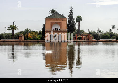 Ansicht von Menara-Gärten aus dem Pavillon - Marrakesch, Marokko Stockfoto