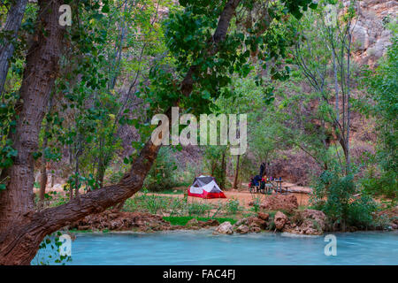 Campingplatz am Fuße des Havasu Fälle, Havasupai Indian Reservation, Grand Canyon, Arizona. Stockfoto