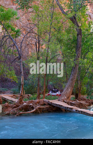 Campingplatz am Fuße des Havasu Fälle, Havasupai Indian Reservation, Grand Canyon, Arizona. Stockfoto