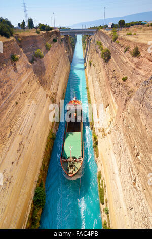 Corinth - Boot in den Kanal von Korinth, Peloponnes, Griechenland Stockfoto