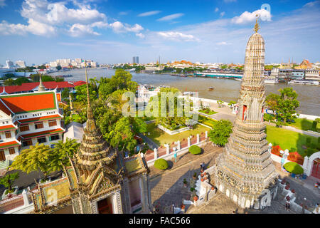 Thailand - Bangkok, Wat Arun Tempel (Tempel der Morgenröte) und Chao Phraya river Stockfoto