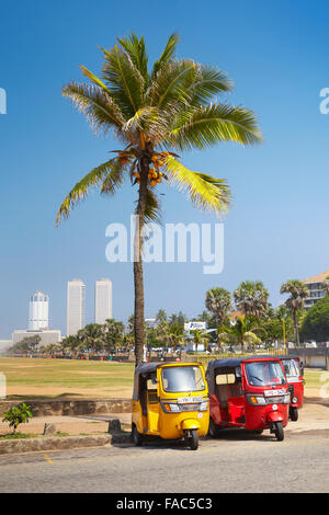 Sri Lanka - Colombo, Tuk-Tuk-Taxi, typische Verkehr auf den Straßen Stockfoto